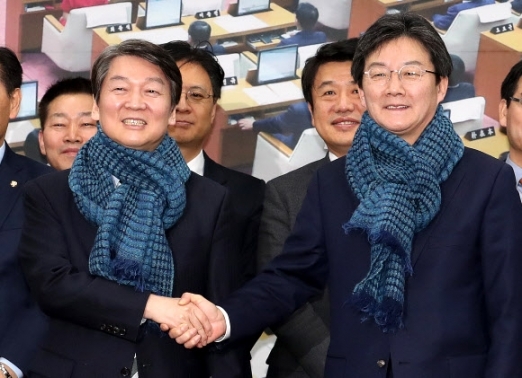 안철수(왼쪽) 국민의당 대표와 유승민 바른정당 대표. 연합뉴스 자료사진
