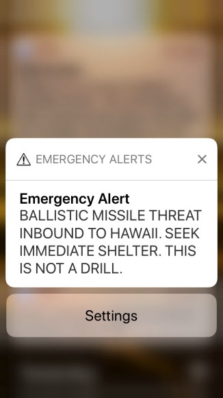 휴대전화로 발송된 탄도 미사일이 하와이를 향해 발사됐다는 비상 경보 메시지. AP 연합뉴스