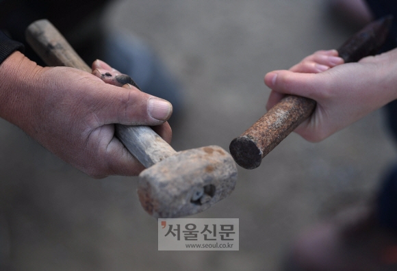 손창식씨와 손유진씨가 망치와 정을 들고 있다. 이제 둘은 스승과 제자이자 동업자다.