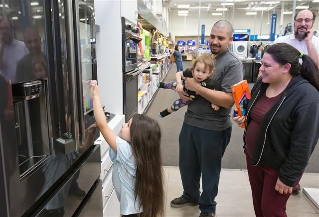 지난 7일(현지시간) 미국 네바다주 라스베이거스 시내 가전제품 매장인 베스트바이에서 한 현지인 가족이 삼성전자 패밀리허브 냉장고에 대해 매장 직원의 설명을 듣고 있다. 삼성전자 제공