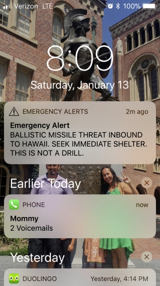 13일(현지시간) 오전 8시 9분 미국 하와이 주민의 휴대전화에 ‘하와이로 오는 탄도미사일 위협. 즉각 대피처를 찾아라. 이건 훈련이 아니다’라는 문자메시지가 떠 있다. 이 문자는 이날 오전 8시 7분에 발송됐다. 잘못된 경보였다는 하와이 주정부 비상관리국(HEMA)의 정정이 하와이 전체에 전달된 38분 동안 주민과 관광객이 극심한 공포와 불안 속에서 떨었다. 하와이 AP 연합뉴스