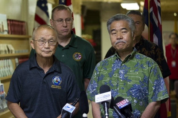 13일(현지시간) 데이비드 이게(앞줄 오른쪽) 하와이 주지사와 번 미야기(왼쪽) HEMA 국장이 다이아몬드헤드의 비상관리센터에서 긴급 기자회견을 열고 혼란을 야기한 원인을 설명하고 사과하고 있다.  하와이 AP 연합뉴스