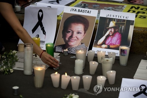 피살된 멕시코 기자들을 추모하는 촛불