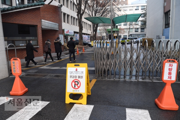 수도권 지역에 시행된 미세먼지 비상저감조치로 해당 지역 행정·공공기관 대상 차량 2부제가 실시된 15일 오전 서울 종로구청 주차장에 일반차량 출입이 전면통제 되고 있다. 15일인 이날은 홀숫날이어서 차량 번호 끝자리가 홀수인 공공차량과 전기차,장애인차량및 긴급수송차량만 출입이 허용됐다. 2018.1.15 이호정 전문기자 hojeong@seoul.co.kr