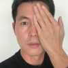 배우 정우성이 SNS에 한쪽 눈을 가리고 찍은 사진을 올린 이유..