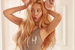 현아, 누드톤 수영복 자태 ‘최강 섹시미’
