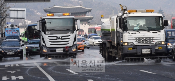 수도권 미세먼지 저감조치가 발령된 15일 오후 서울 종로구 세종대로에서 서울시가 물청소차와 분진청소차를 동원해 도로에 쌓인 미세먼지를 씻어내고 있다. 2018. 1. 15  손형준 기자 boltagoo@seoul.co.kr