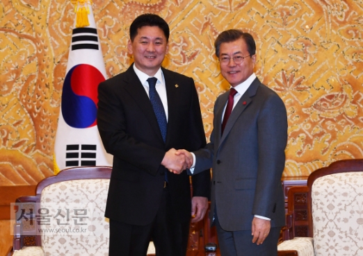[서울포토] 문 대통령, 오흐나 후렐수흐 몽골 총리 접견
