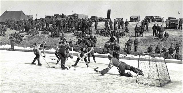 6·25전쟁 당시 파주 임진강에서 아이스하키를 하고 있는 캐나다 참전군인들의 모습. 레어히스토리컬포토닷컴 캡처