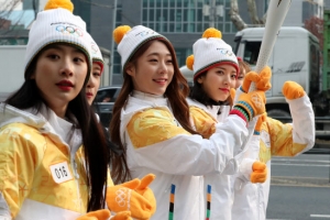 [포토] 성화봉송 즐거워하는 우주소녀