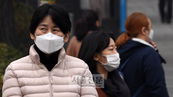 미세먼지 농도가 나쁨을 기록한 16일 오전 서울 종로구 광화문네거리에서 시민들이 마스크를 쓴 채 길을 걸어가고 있다. 손형준 기자 boltagop@seoul.co.kr