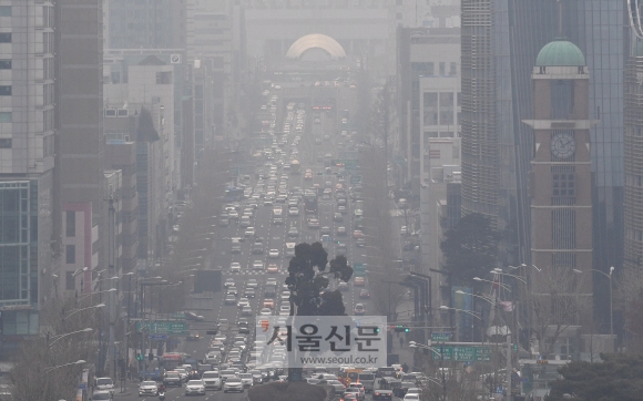 중국발 미세먼지가 불어닥친 16일 서울 서초구에서 바라본 강남하늘이 미세먼지로 가득하다. 박지환 기자 popocar@seoul.co.kr