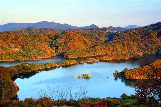 바다를 접하지 않는 충북에는 절경을 자랑하는 호수가 많다. 충북도는 호수를 주제로 12경을 선정해 관광객을 끌어들이고 있다. 호수 7경부터 12경까지는 모두 대청호에 있는데 이중 충북도는 8경인 부소담악을 강력추천한다. 충북도 제공