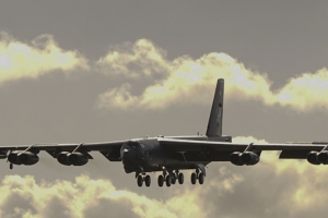 미국 전략무기인 B2에 이어  B52도 괌 순환배치