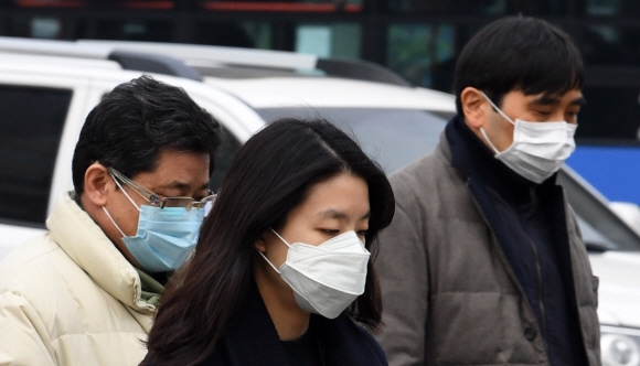 미세먼지 농도가 ‘나쁨’을 나타낸 지난 17일 서울 종로구 광화문에서 시민들이 마스크를 쓴 채 길을 걷고 있다.  손형준 기자 boltagoo@seoul.co.kr