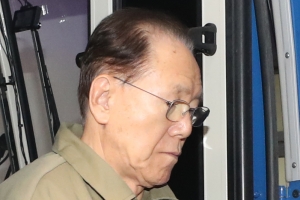 수의·수갑 차림 ‘MB 집사’ 김백준…구속 후 첫 소환