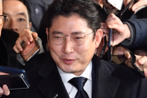 [서울포토] 취재진 질문에 답하는 조현준 효성그룹 회장