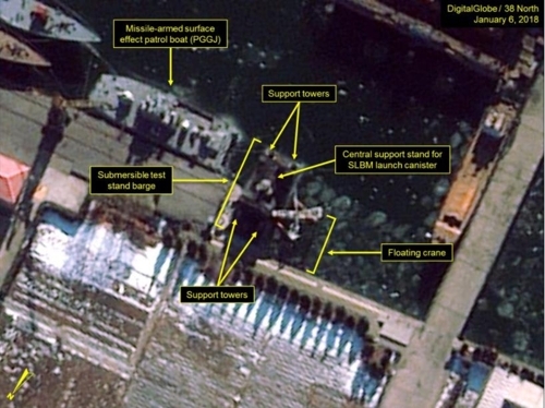 북한 남포조선소에서 건조 중인 SLBM 수중발사 시험용 바지선을 촬영한 지난 6일자 위성사진