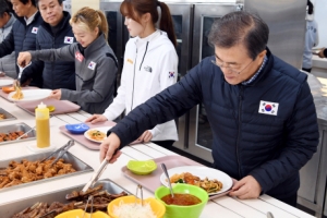 [서울포토] 진천 선수촌 방문한 문재인 대통령…식사는 ‘자율배식’으로