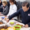 [서울포토] 진천 선수촌 방문한 문재인 대통령…식사는 ‘자율배식’으로