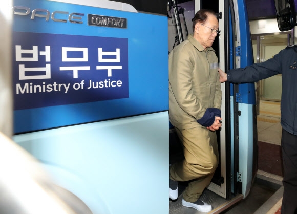 구속된 김백준 전 청와대 총무기획관이 17일 서울중앙지검에서 조사를 받기 위해 법무부 호송차에서 내리고 있다. 연합뉴스