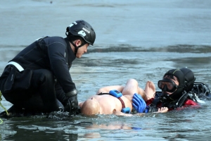 물에 빠진 사람을 구하라… 훈련도 실전처럼