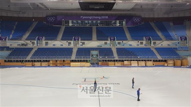 평창동계올림픽 경기장 관리 인력들이 쇼트트랙과 피겨스케이팅이 열리는 강원 강릉의 아이스아레나에서 물을 뿌리며 빙질 관리에 힘쓰고 있다.