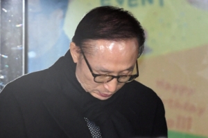 이상득 압수수색·김윤옥 측근소환에도 MB ‘묵묵부답’
