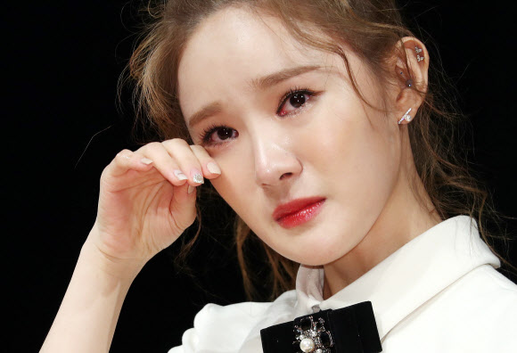 미교, 데뷔 감격  신인가수 미교가 18일 오전 서울 강남구 일지아트홀에서 열린 싱글앨범 ’유 & 아이’ 발표회에서 눈물을 훔치고 있다. 연합뉴스