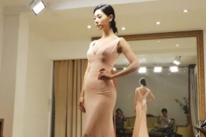 클라라, 누드톤 드레스 입고 볼륨 있는 몸매 과시...‘굴욕 0%’ S라인 공개