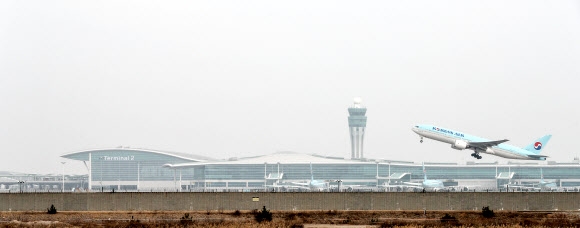 인천국제공항 제2여객터미널이 개항된 지난달 18일 오전 인천국제공항 제2여객터미널에서 항공기가 이륙하고 있다.  연합뉴스