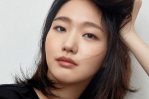 김고은, 새 프로필 공개... 더욱 성숙해진 모습 포착 ‘분위기 여신’