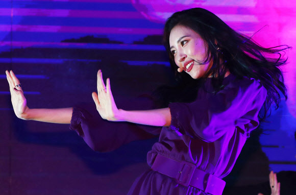 선미, ’안돼!’ 춤  가수 선미가 18일 오후 라마다서울호텔에서 열린 두번째 싱글 ’주인공’(Heroine) 발표회에서 멋진 무대를 선보이고 있다. 연합뉴스