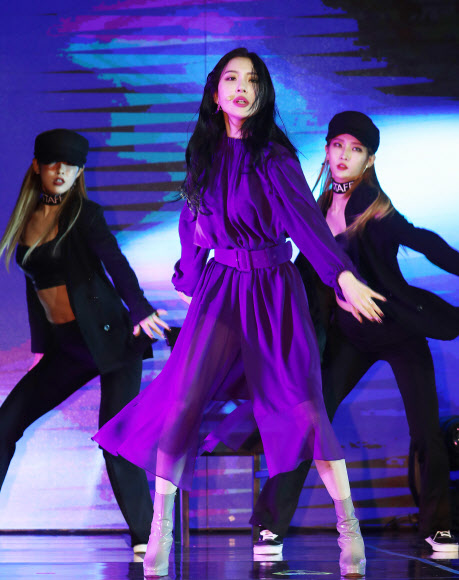오늘의 주인공 선미  가수 선미가 18일 오후 라마다서울호텔에서 열린 두번째 싱글 ’주인공’(Heroine) 발표회에서 멋진 무대를 선보이고 있다. 연합뉴스