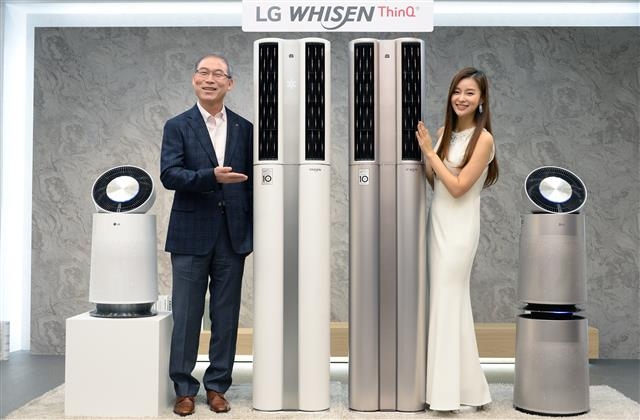 송대현(왼쪽) LG전자 사장이 18일 2018년형 신제품인 ‘휘센 씽큐 에어컨’을 모델과 함께 소개하고 있다. LG전자 제공