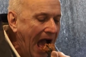 ‘어서와 한국은 처음이지?’ 영국 3인방, 한국 양념치킨 폭풍 먹방 “촉촉해”