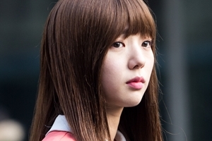 ‘로봇이 아니야’ 채수빈, 로봇 연기 포착 ‘바비인형 비주얼’