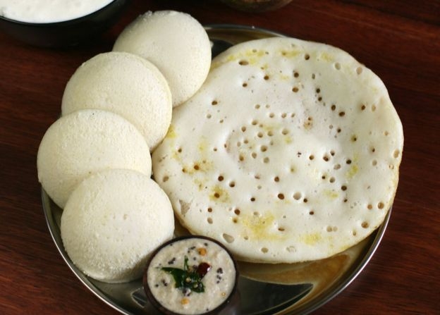 인도 남부 전통 요리인 이들리와 도살.