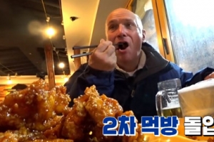 ‘어서와 한국은 처음이지’ 치킨무에 푹 빠진 데이비드 ‘폭풍 먹방’