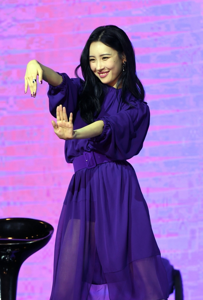 가수 선미가 신곡 ‘주인공’의 포인트 안무를 선보이고 있다. 스포츠서울 제공.