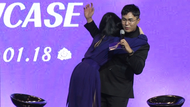 가수 선미가 쇼케이스를 마치고 MC배에게 포옹으로 고마움을 표하고 있다. 김형우 기자 hwkim@seoul.co.kr