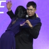 쇼케이스 현장 웃음바다 만든 선미의 ‘돌발포옹’