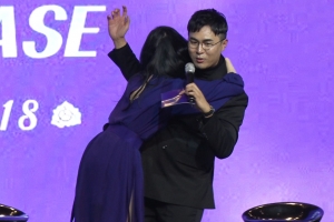쇼케이스 현장 웃음바다 만든 선미의 ‘돌발포옹’
