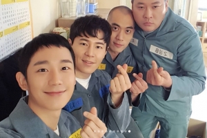 ‘슬기로운 감빵생활’ 정해인, 배우들과 인증샷 “2상6방 사랑해요♥”