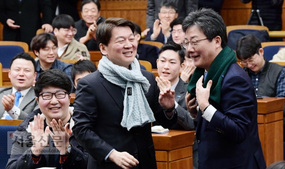통합을 선언한 안철수(왼쪽) 국민의당 대표와 유승민(오른쪽) 바른정당 대표가 19일 국회 헌정기념관에서 열린 ‘미래를 위한 통합과 개혁의 정치’주제의 토크 콘서트에서 서로에게 목도리를 둘러 주고 있다. 20181.19 이종원 선임기자 jongwon@seoul.co.kr