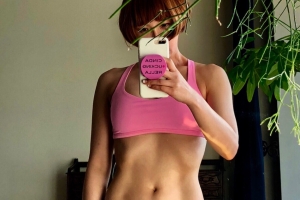 “운동 안 해도 이 정도” 최은경, 20년간 만든 복근 자랑