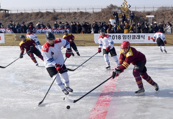 캐나다와 한국 선수들이 경기를 펼치고 있다. 박지환 기자 popocar@seoul.co.kr