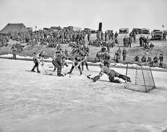 1952년 캐나다 육군이 임진강에서 아이스하키를 즐기고 있다. 캐나다국가기록청 제공