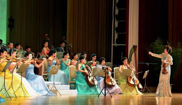 북한이 다음달 평창동계올림픽에 예술단을 포함한 대표단의 파견을 확정한 가운데 북한 만수대예술단 삼지연악단이 2015년 설을 맞아 평양 인민문화궁전에서 공연하고 있다. 연합뉴스