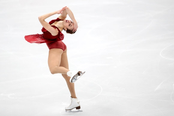 18일(현지시간) 러시아 모스크바에서 열린 2018 유럽 피겨스케이팅 선수권대회 여자 싱글 쇼트프로그램에서 3위에 오른 이탈리아의 카롤리나 코스트너가 연기에 심취한 모습. 모스크바 타스 통신 연합뉴스